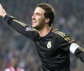 开云下载-本泽马高光映照下的英格兰压哨绝杀，足球叙事中的偶然与必然